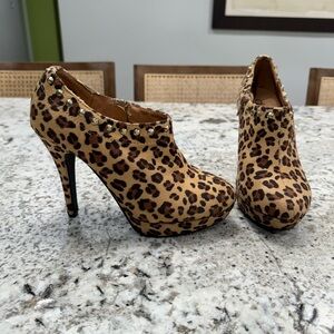 DEB women’s size 7 cheetah print bootie